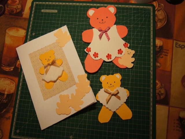 Вот такие открытки-медвежата у нас получились. Платье маленького медвежонка вырезано из ватного диска.