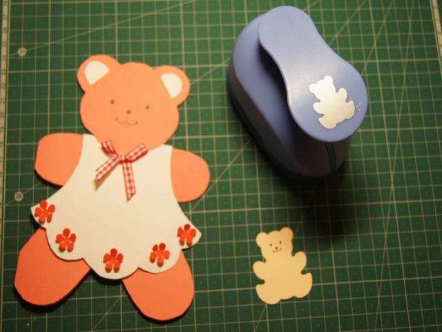 Если есть фигурный дырокол «медвежонок», можно добавить еще деталь к нашей открытке - игрушечного медвежонка.