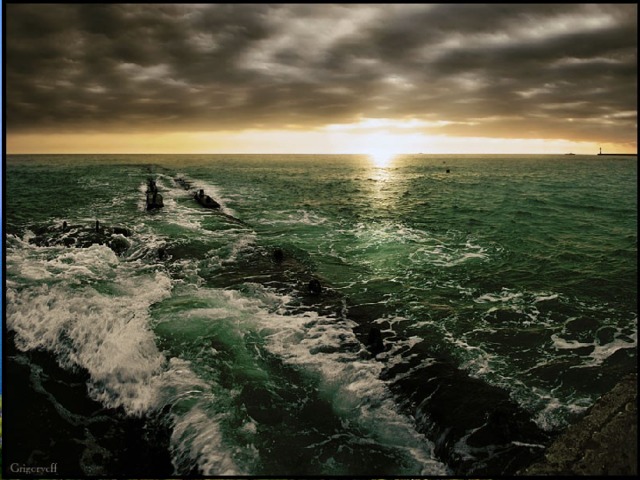 Черное море Черное море получило свое название потому, что в пасмурную погоду поверхность моря темнеет под черными тучами. Существует и правдоподобное предположение: еще с давних времен было известно, что все предметы, побывавшие в его таинственных глубинах, чернеют. И происходит это потому, что на глубине более 200 метров морская вода насыщена сероводородом, легко образующие соли черного цвета. Из-за сероводорода Черное море еще называют и  морем мертвых глубин.