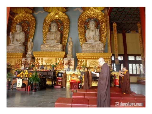 Внутреннее убранство православного и буддийского храма. Буддистский храм внутри. Буддийский храм изнутри. Буддизм храм внутри. Внутреннее убранство буддийского храма.