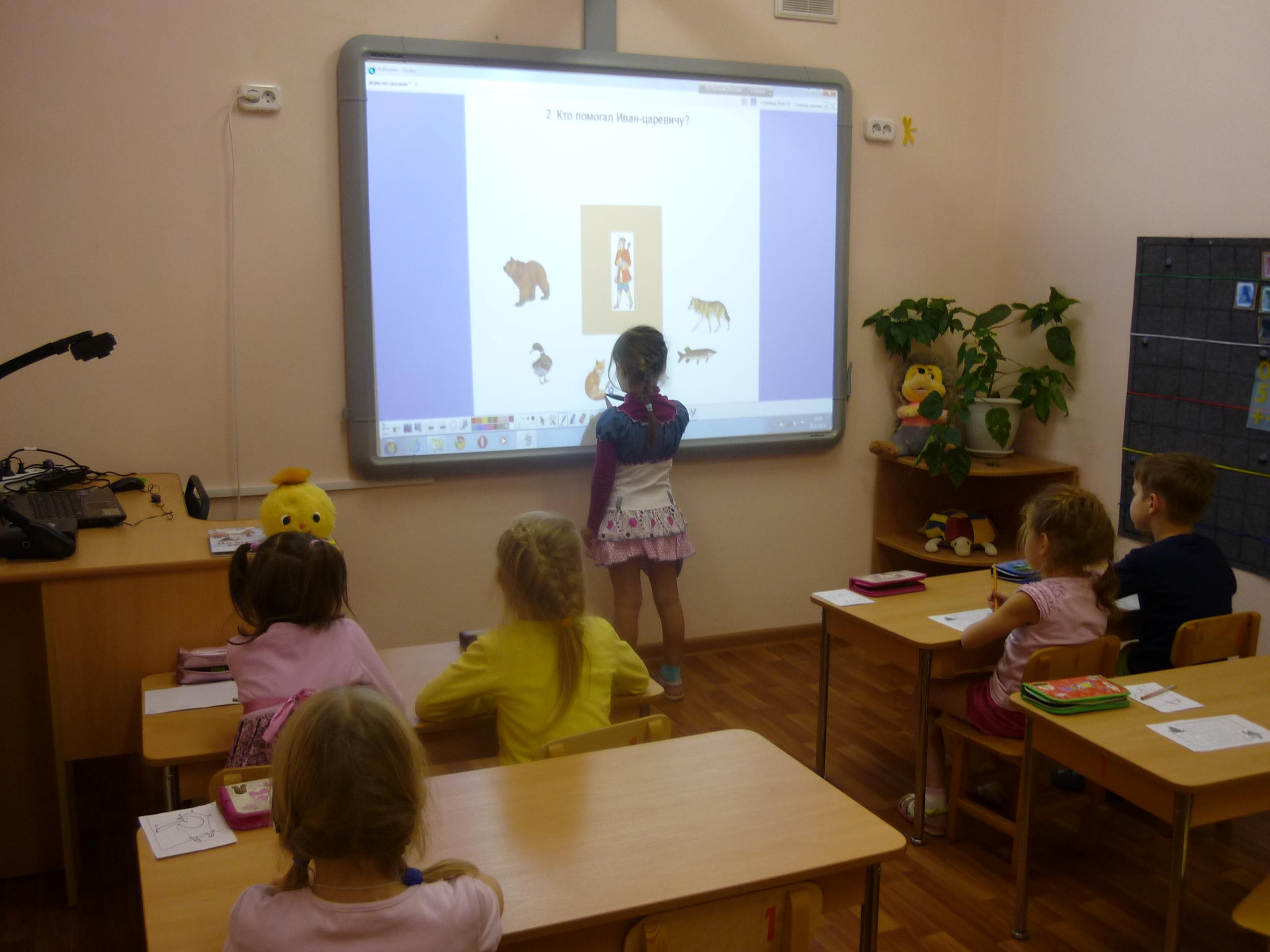 Уроки с интерактивной доской. Интерактивная доска в ДОУ. Интерактивная доска в ДОУ занятия. Дети в детском саду у интерактивной доски. Интерактивная панель в ДОУ.