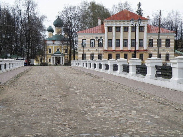 Этот историко-архитектурный комплекс находится в историческом центре города Углич. Расположен на высоком правом берегу реки Волга.