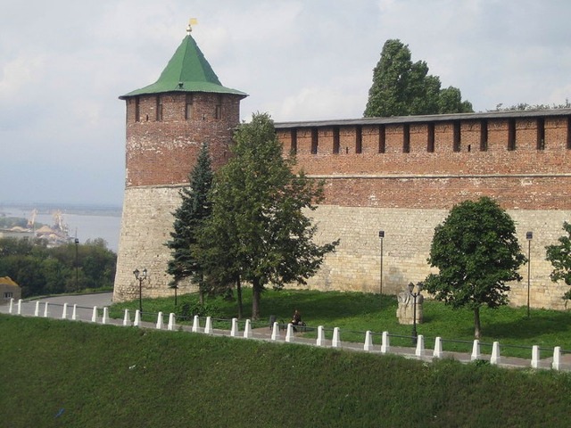 Крепость в Нижнем Новгороде, исторический центр города, каменный пояс, охватывающий вершину гористого мыса и уступами лежащий на волжских склонах.