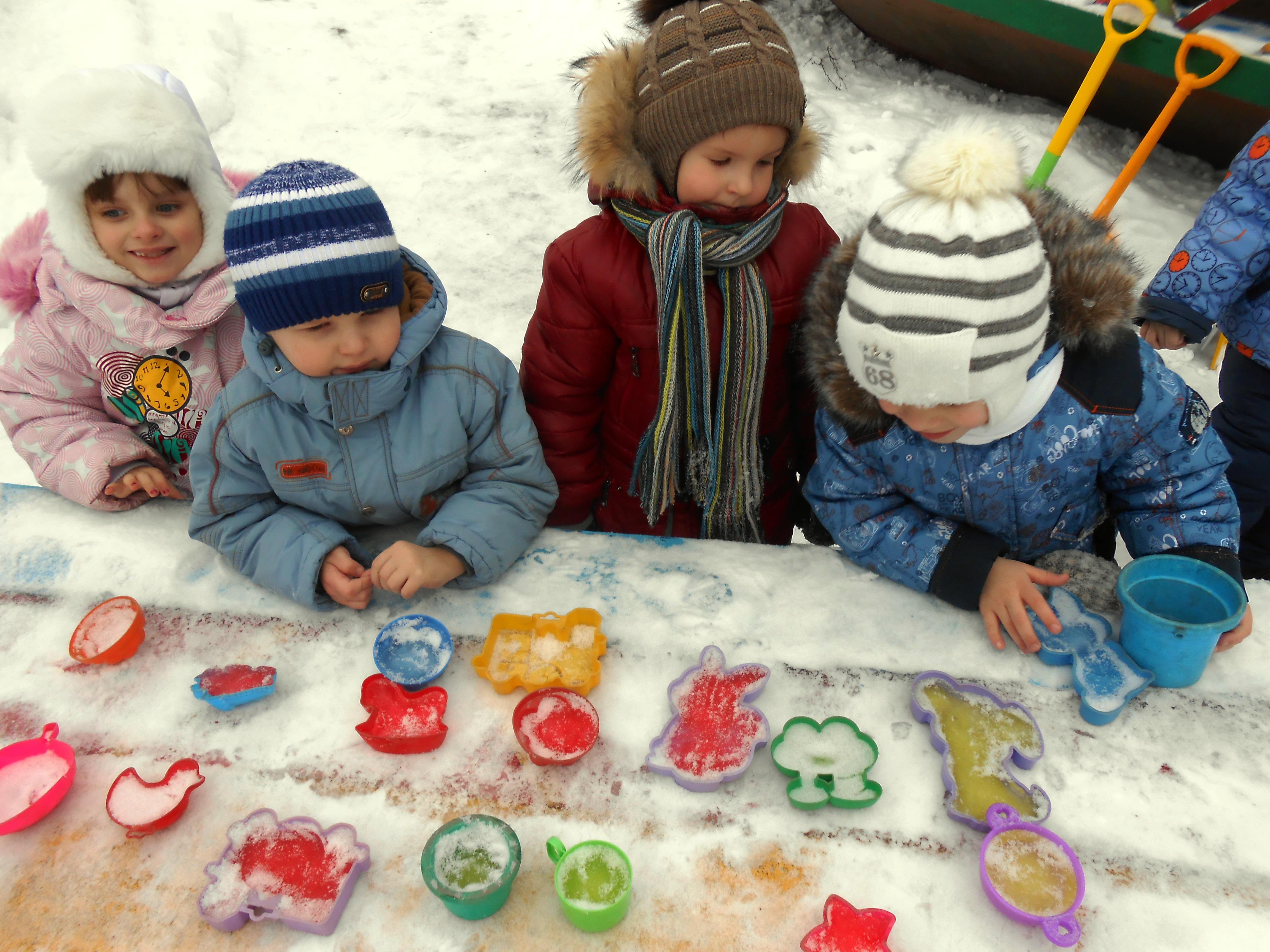 Игры на прогулке 2 младшая группа. Цветные льдинки для детского сада. Зимняя прогулка в детском саду. Разноцветные льдинки в детском саду. Эксперименты зимой в детском саду.