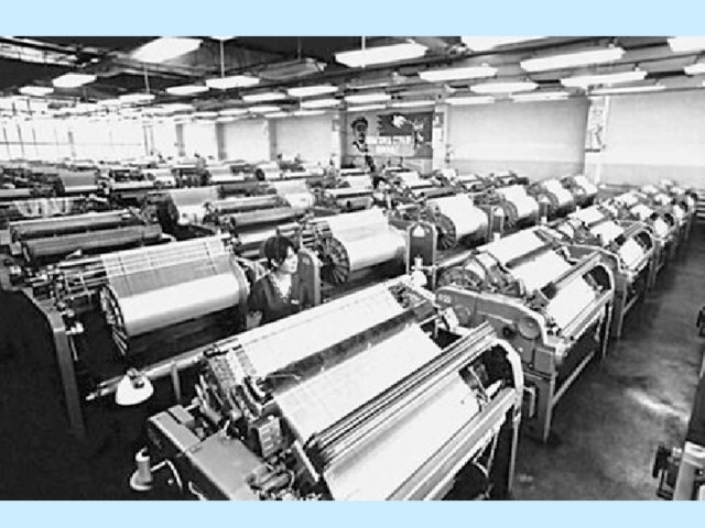 При обслуживании ткацкого  станка   ткач должен:  правильно и быстро  пускать и останавливать  ткацкий станок,  ликвидировать  обрывы нитей,  сменять бобины,  содержать в чистоте  рабочее место.