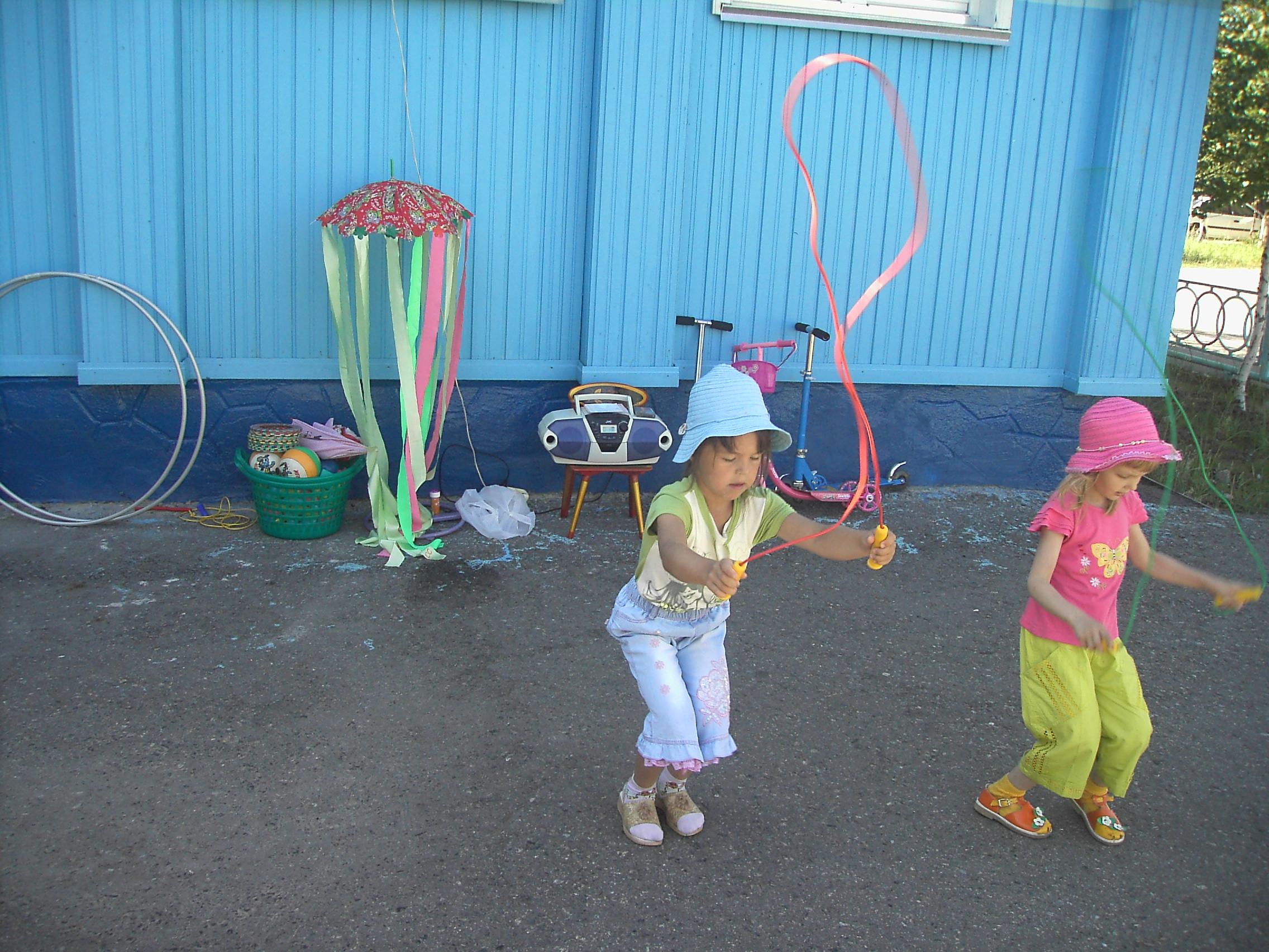 Подвижная игра скакалки. Игры на улице летом. Скакалка для детей. Игры со скакалкой. Игры со скакалкой в детском саду.