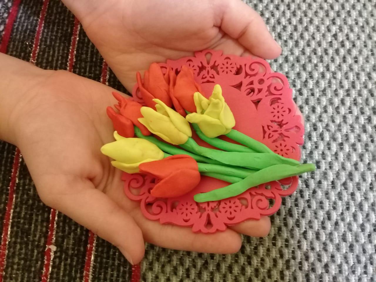 Тюльпаны из воздушного пластилина. Цветы из пластилина. Тюльпаны из пластилина. Букет цветов из пластилина для детей. Лепка подарок маме.