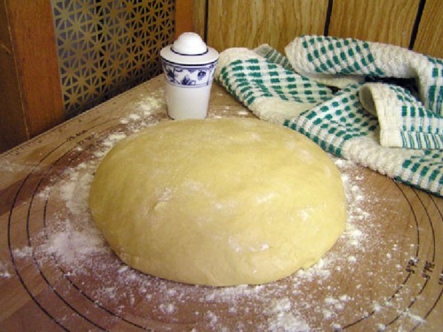 Положить тесто в масло. Тесто дрожжевое Бабушкино. Тесто на пироги на сырых дрожжах. Тесто для пирожков в миске. Бабушкино тесто для пирожков дрожжевое.