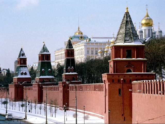 Слово «Кремль» происходит от древнерусского «Кром»- так называлась центральная часть древних городов. Со всех сторон она была обнесена крепостными стенами с башнями. Строился Кремль обычно на самом видном месте. Московский Кремль был расположен очень удобно - на Боровицком холме; здесь река Неглинка впадала в реку Москву.