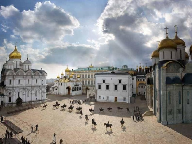 Соборная площадь Кремля существовала уже в 1326 году. Её окружают 3 величавых собора – Успенский, Благовещенский и Архангельский. Здесь же возвышается колокольня Ивана Великого.
