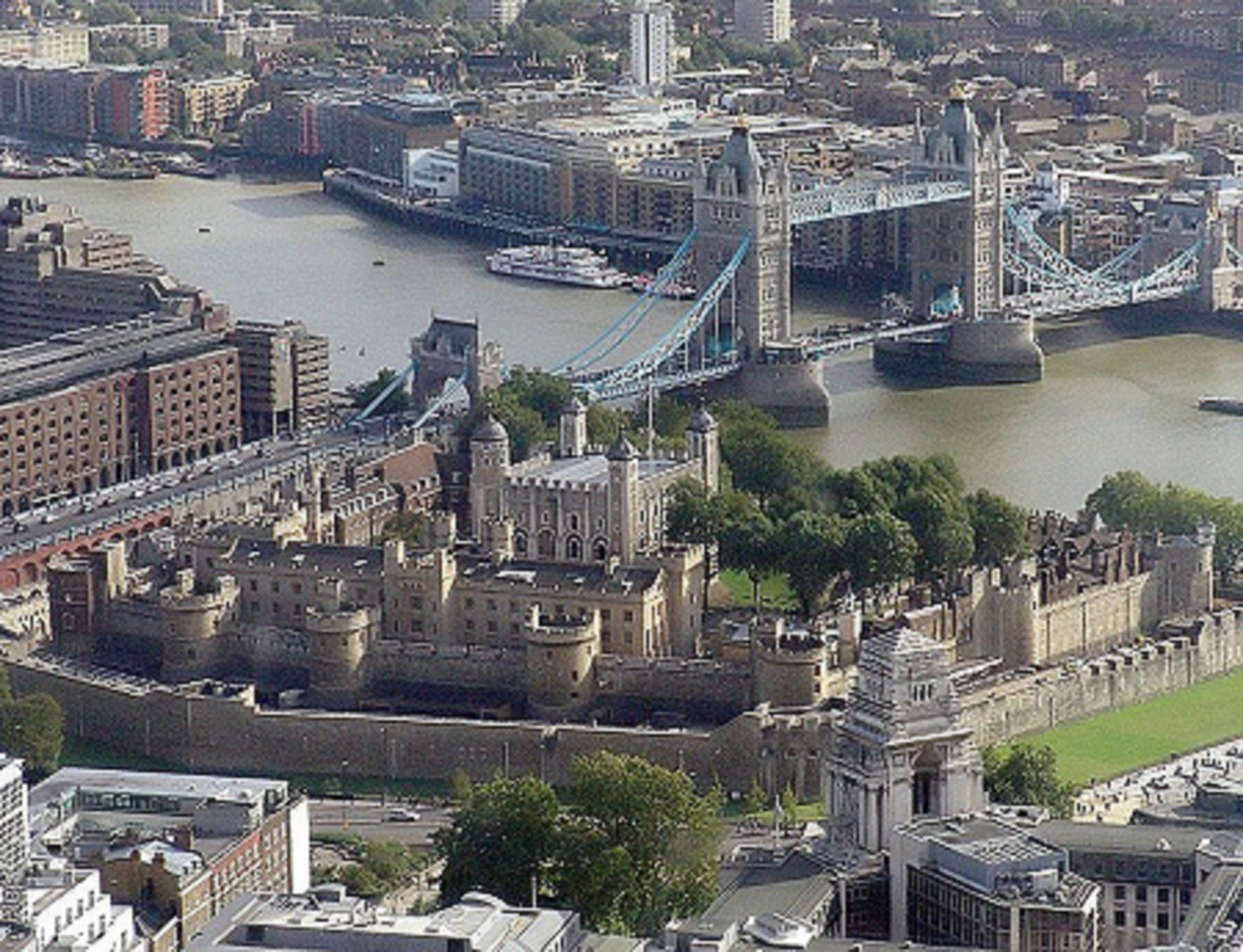 London s tower. Лондонский Тауэр. Вид на Тауэр с Темзы. Тауэр Лондон сверху. Тауэр Лондон вид сверху.