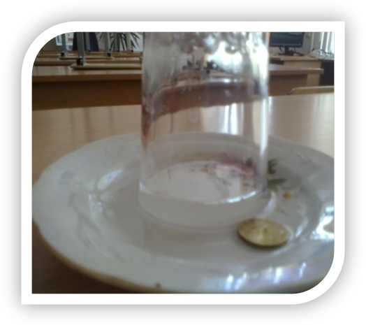 Почему молоко опускается на дно стакана. Опыт с водой и блюдцем. Опыт со стаканом. Эксперимент с монетой и водой. Блюдце с водой.
