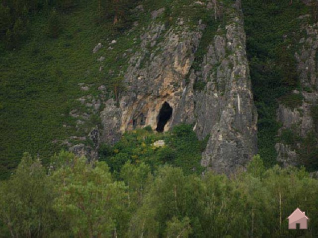ПАМЯТНИКИ  ПРИРОДЫ 20 Памятник природы имеет научное и образовательное значение и расположен в 2,5 км северо-западнее села Тигирек, на левом берегу бессточного Чулочного лога. Пещера Логово Гиены