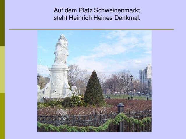 Auf dem Platz Schweinenmarkt steht Heinrich Heines Denkmal.