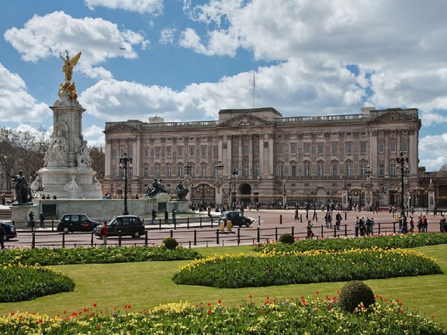 О присутствии королевы в данном месте жители Лондона могут узнать по наличию национального флага, развивающегося над зданием.