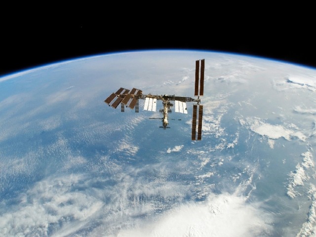 В наши дни, когда люди запустили в космос космические корабли, космонавты своими глазами увидели, что Земля имеет форму шара.