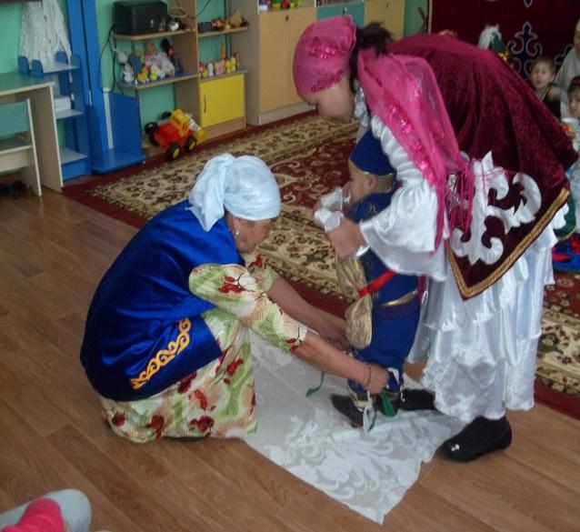 Тұсау кесу дәстүрі. Казахские традиции тусау кесер. Тұсау кесу обряд. Казахская традиция тусау кесу. Обряд тусау кесу.