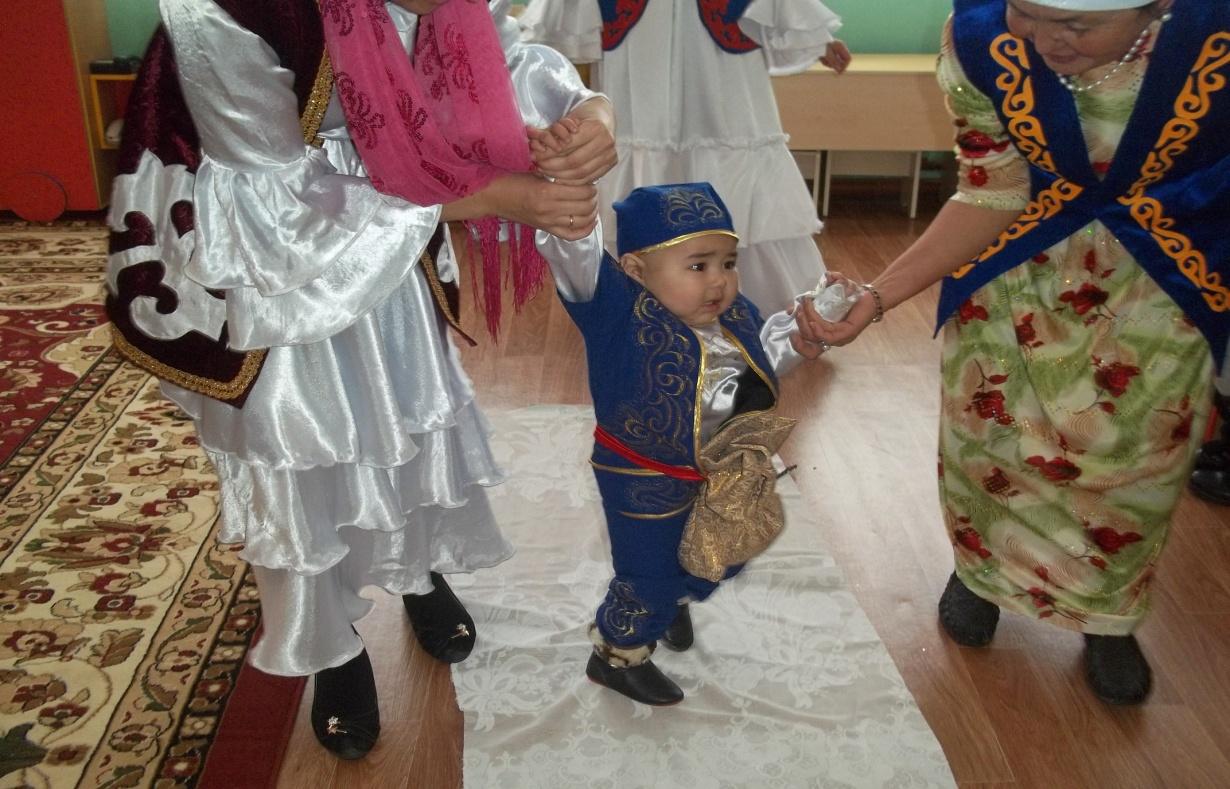 Тұсау кесу дәстүрі. Традиция тусау кесер. Тусау кесу традиция. Казахский обряд тұсау кесу. Обычаи тусау кесер казахские.