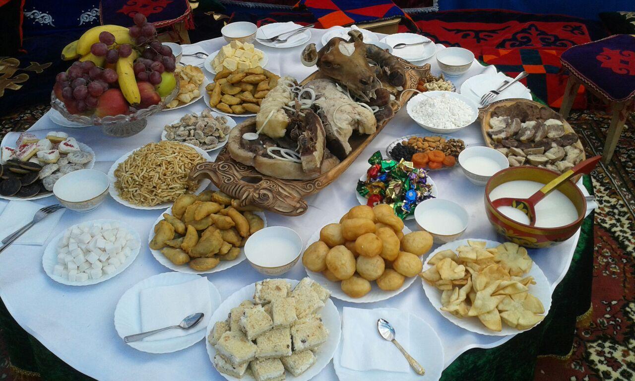 Блюда казахского народа. Бешбармак баурсак дастархан. Казахская кухня бешбармак. Кыргызская Национальная бешбармак. Казахский стол с едой.