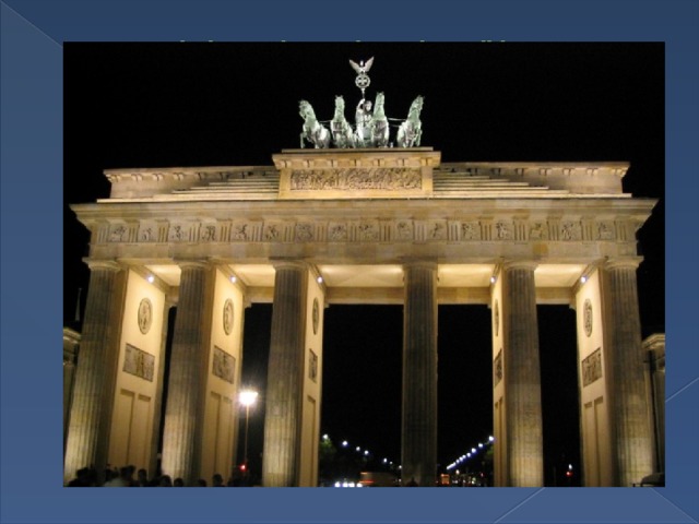 5. Welches ist eine berühmte Sehenswürdigkeit in Berlin? Marienplatz Der schiefe Turm von Pisa Das Brandenburger Tor Der Eiffelturm