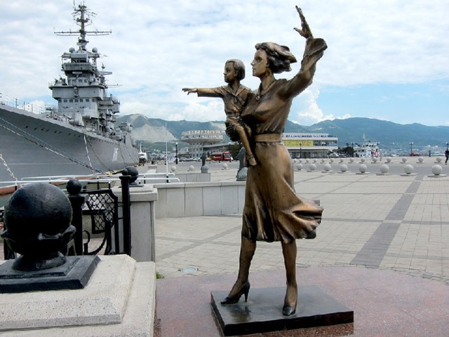 Памятник жёнам  моряков.