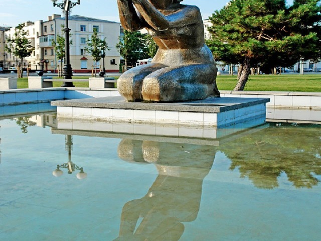 Памятник-фонтан Дарующая воду