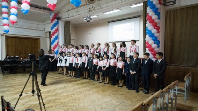 Все девочки 10-го класса поют в нашем хоре и являются его активными участницами. А с этого учебного года поёт в хоре и Советский Иаков.