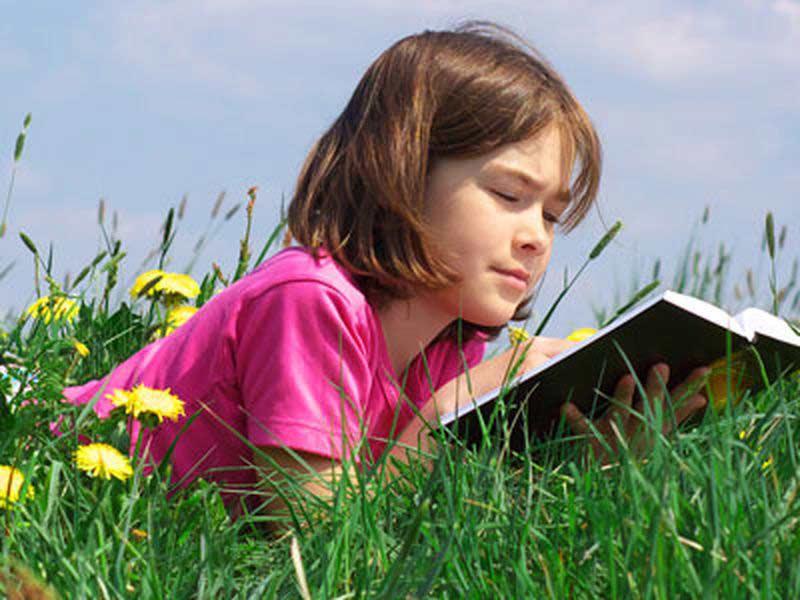 Света читала книгу и запомнила. Книги для детей. Чтение летом. Чтение на природе. Дети с книгой летом.
