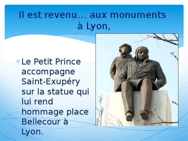 Il est revenu… aux monuments  à Lyon, Le Petit Prince accompagne Saint-Exupéry sur la statue qui lui rend hommage place Bellecour à Lyon.