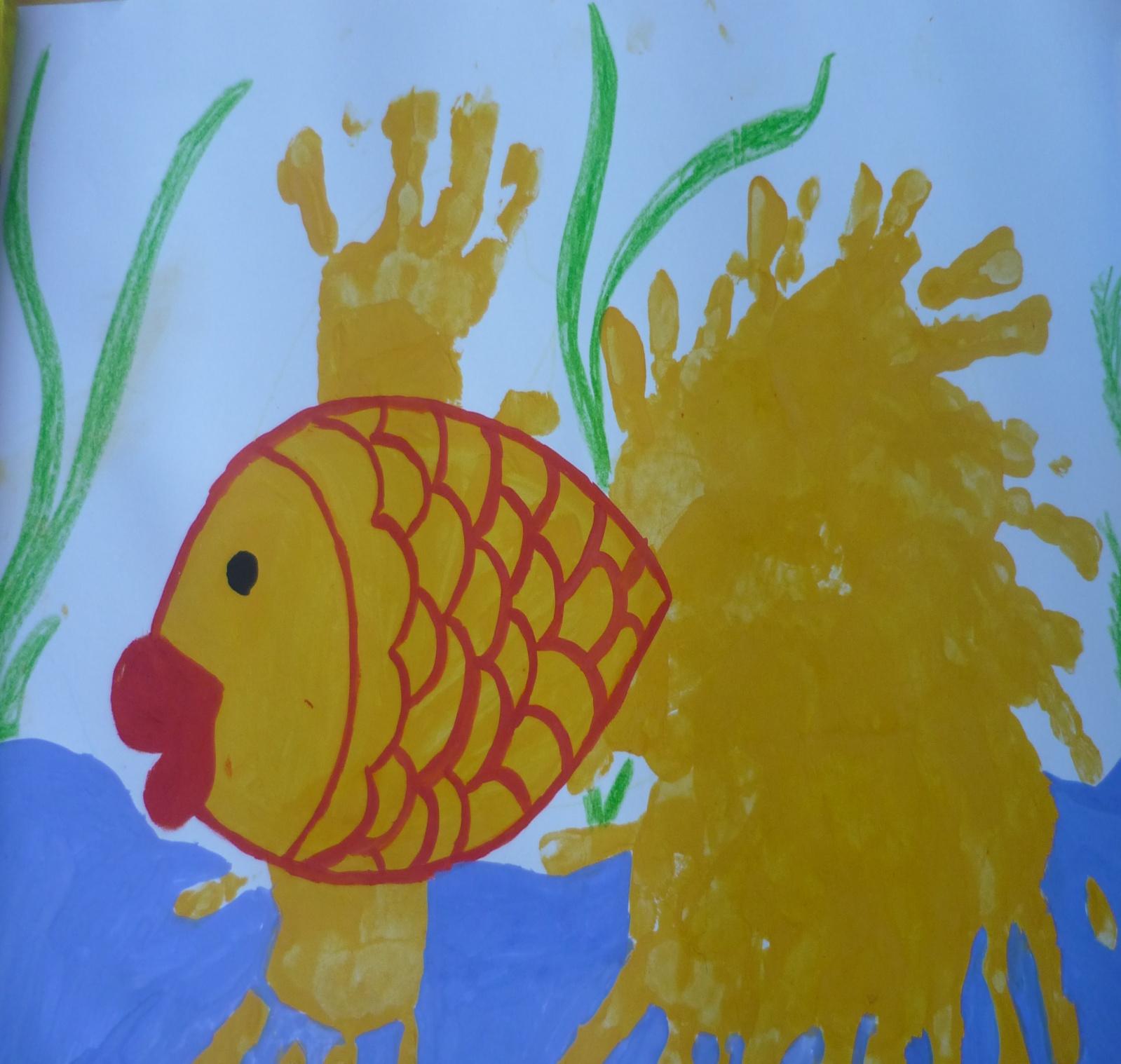 Средняя группа золотая рыбка. Нетрадиционное рисование рыбы. Рисование рыбы в средней группе. Рисование рыбки в младшей группе. Рисование рыбки в средней группе.