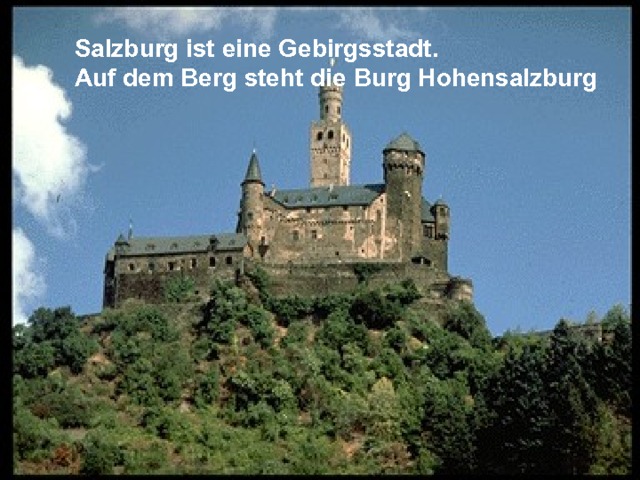 Salzburg ist eine Gebirgsstadt. Auf dem Berg steht die Burg Hohensalzburg 